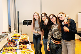 Jugendliche bei Buffet