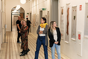 Menschen in der Hochschulgalerie