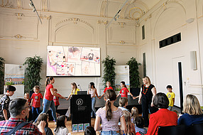 Kinder in Aula